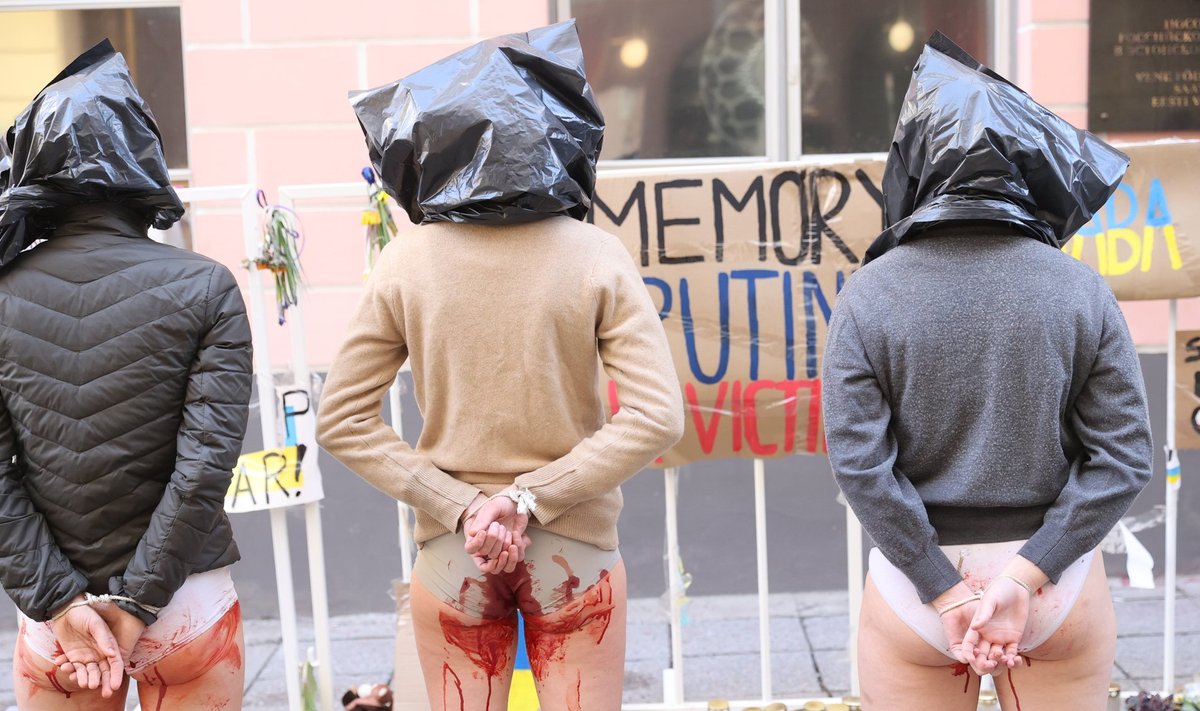 JÕULINE, AKTUAALNE, POLIITILINE: Julged Eesti naised avaldasid 13. aprillil Tallinna vanalinnas Venemaa suursaatkonna ees meelt sõja ja Vene sõdurite toimepandud vägistamiste vastu Ukrainas.