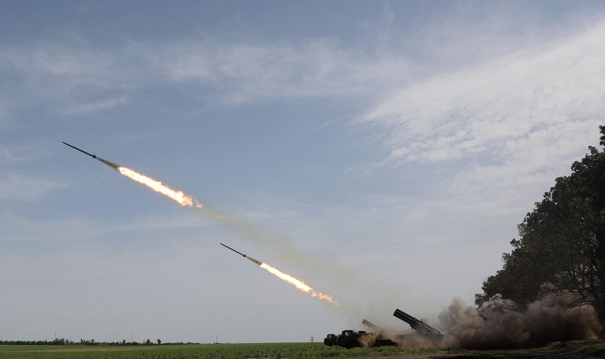 Ukraina tulistamas rakette mitmelasulisest raketiheitjast Uragan.