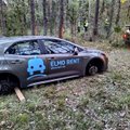ФОТО | Воры арендовали автомобиль, уехали на нем в лес под Таллинном и сняли колеса