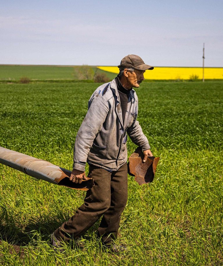 Ukrainas on põllutööde tegemine täies hoos ning paljud talunikud saanud vigastada põllule jäetud lõhkekehade tõttu. Demineerimismeeskonnad on põllupidajate abipalvetest lausa üle ujutatud. Pildil demineerija ja Hrõhorivka küla põllumees, kes viivad põllult ära lõhkemata raketi.