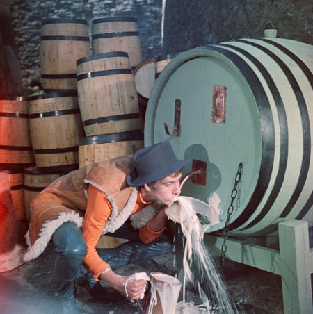 "DON JUAN TALLINNAS" (1971): Arvo Kruusemendi filmi maiustab õllega Don Juani teenrit kehastav Florestino (Lembit Ulfsak).