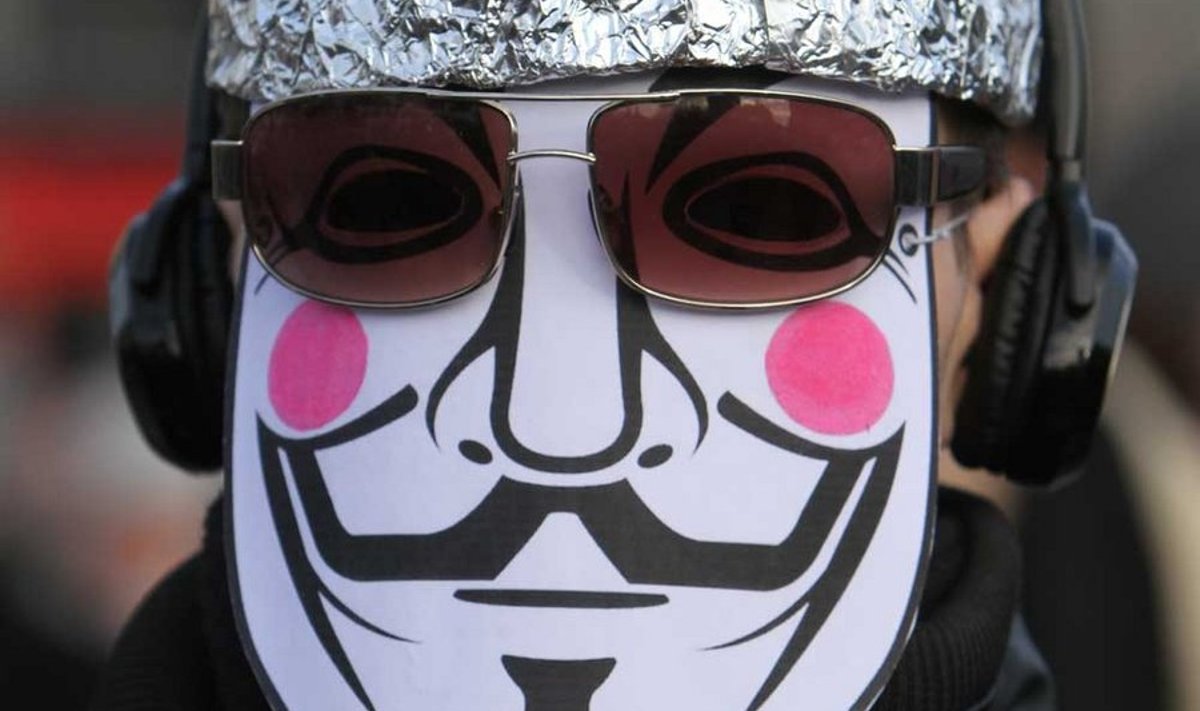 ACTA-vastaste tunnusmärgiks on Guy Fawkesi mask ja Eestis Ansipi soovitusel ka fooliumist müts. (Foto: Annika Haas)