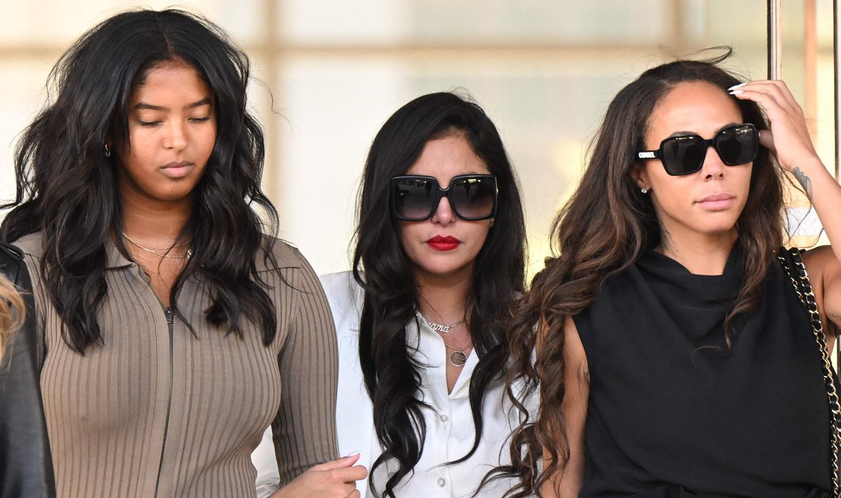 Vanessa Bryant (keskel) lahkumas kohtust koos tütre Natalia ja lähedase sõbranna Sydney Leroux'ga.