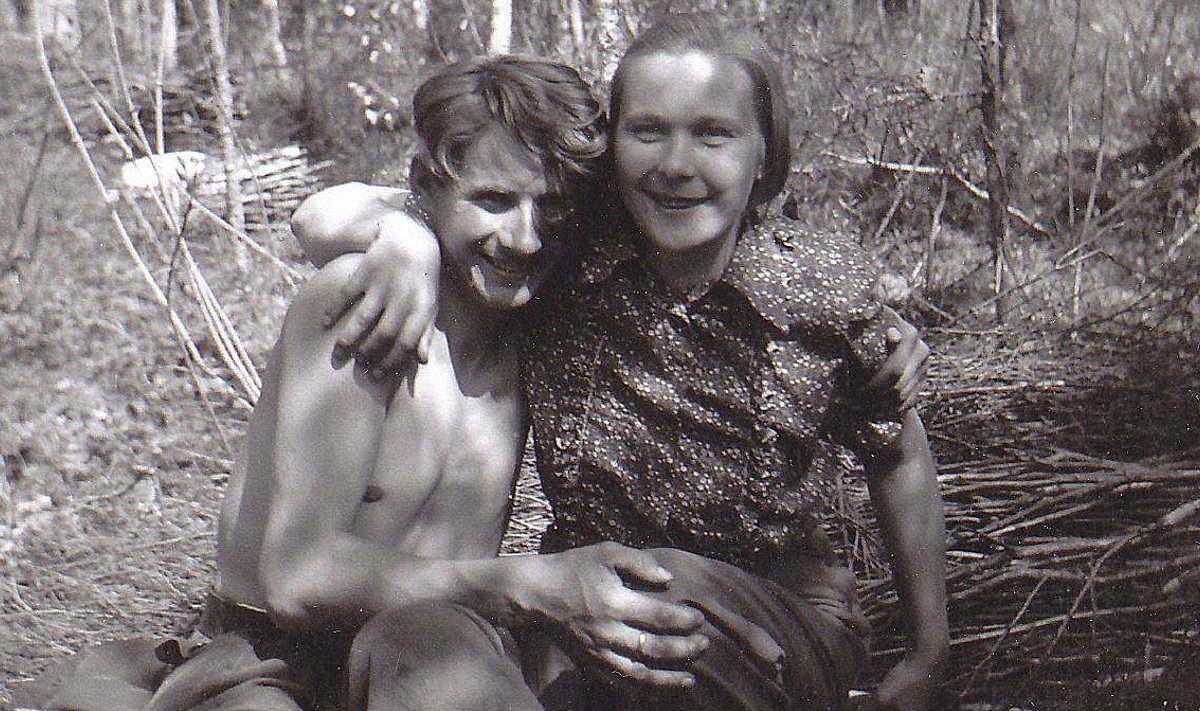 Pildil metsavend Ülo Aeltermanni salga liikmed Hans Sapp ja Evi Mihkelson 1953. aasta suvel. Evi abikaasa Heino oli võitluses langenud veebruaris 1953. Sama aasta augustis läksid Hans ja Evi salgast ära ning hakkasid end varjama kahekesi, kuni Evi 1955.a