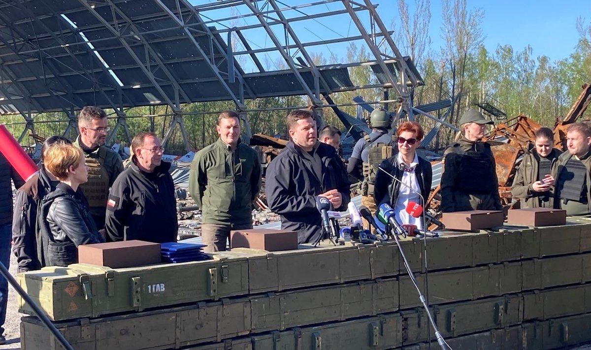 Министр внутренних дел Кристьан Яани в аэропорту Антонов, который подвергся бомбардировке российскими войсками