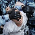 Moskva saatis protestides osalenute uste taha kohtutäiturid