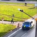 VIDEO | Lasnamäel aadamaülikonnas tuigerdanud ja politseinikke noaga rünnanud mehe avantüür päädis elektrišokiga