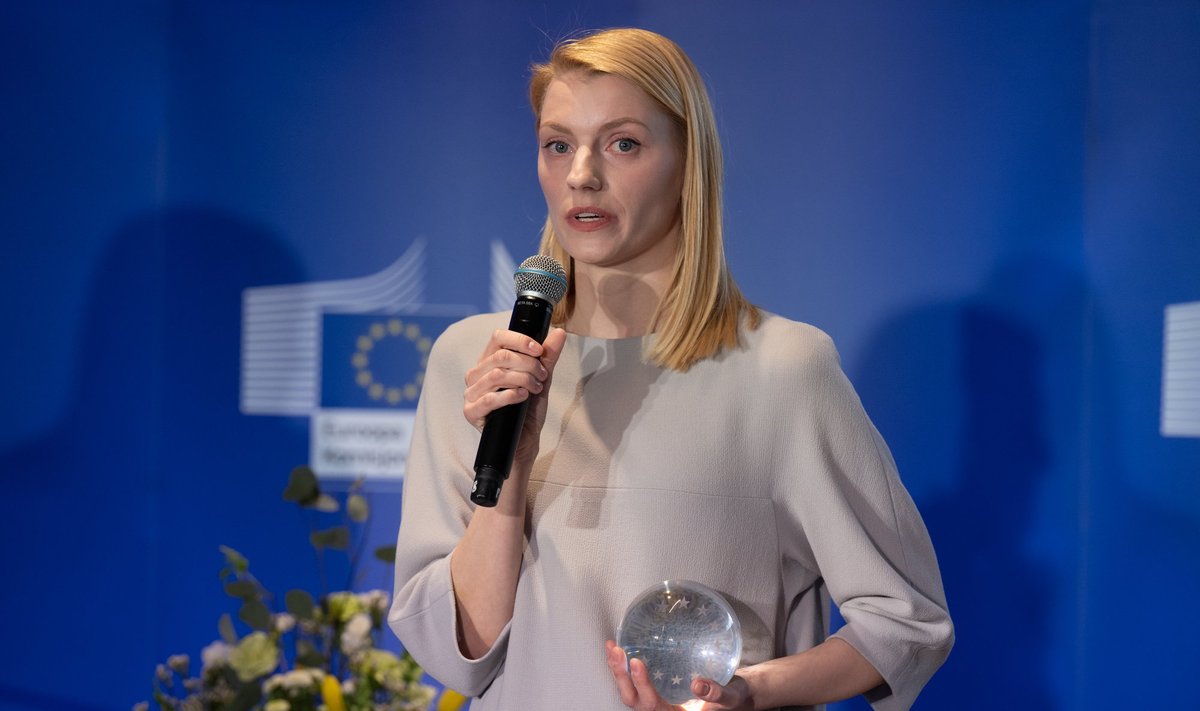 Johanna-Maria Lehtme 2022 aasta eurooplase auhinnaga.