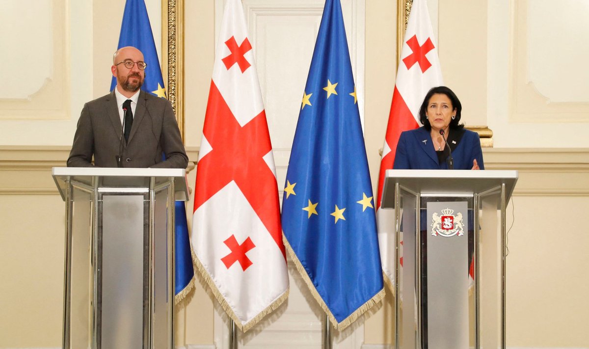 Aprillis käis Euroopa Ülemkogu eesistuja Charles Michel (vasakul) Thbilisis isiklikult kriisi lahendamas. Ent Gruusia suuremad parteid suhtusid kokkulepetesse kergekäeliselt.
