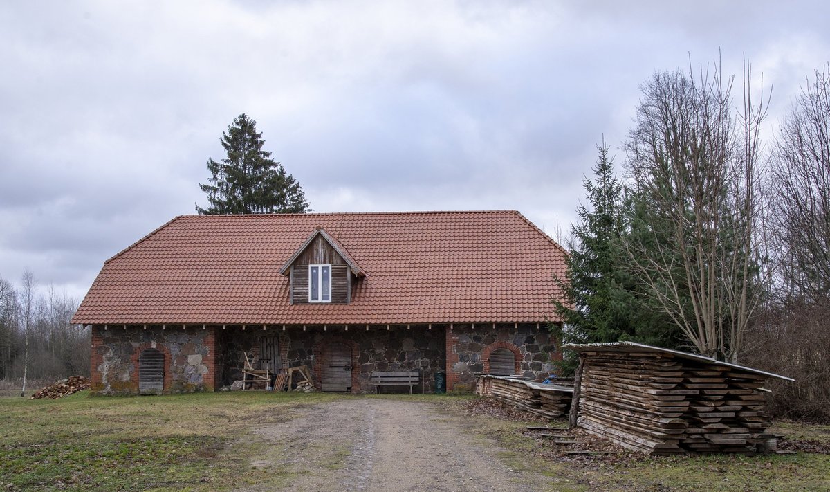 Villemi talu renoveerimist on alustatud aidahoonest – vahetatud on katus, aknad on välja vahetatud.