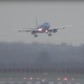 EHMATAVAD KAADRID: RyanAiri, EasyJeti ja teiste lennufirmade lennukid üritavad Briti lennujaamas 65 km/h puhuva tuulega maanduda