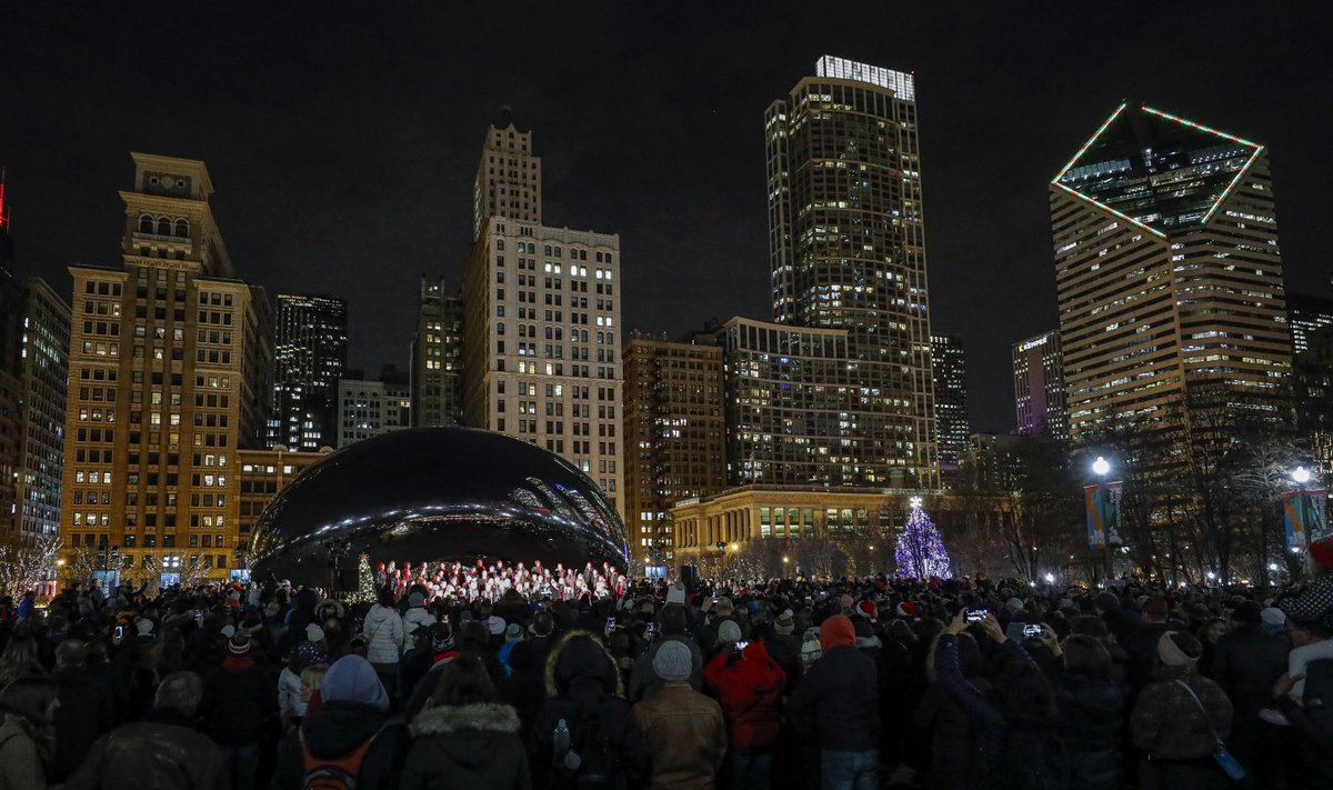 Chicago Millennium Park. Inimesed jõululaule nautimas