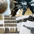 Relvad ahju taga, lillealusel, madratsi vahel, kummuti all ja sees – vanakraamiärika kodu oli kui relvaladu