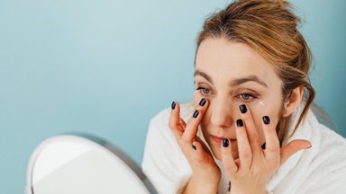 Как ухаживать за кожей вокруг глаз осенью? 7 важных советов