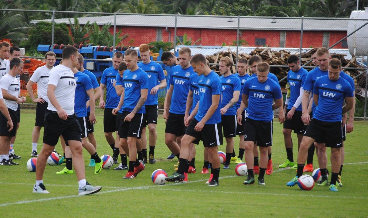 Eesti jalgpallikoondislased Fidžil trenni rühmamas.