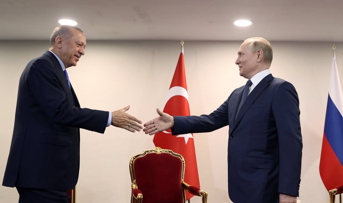 DIKTAATORITE KLUBI: Türgi president Recep Tayyip Erdoğan (vasakul) ähvardab jälle blokeerida Soome ja Rootsi liitumist NATOga. Kurjad sõnad sai välja öeldud päev enne tänast kohtumist Venemaa ja Iraani diktaatoritega.