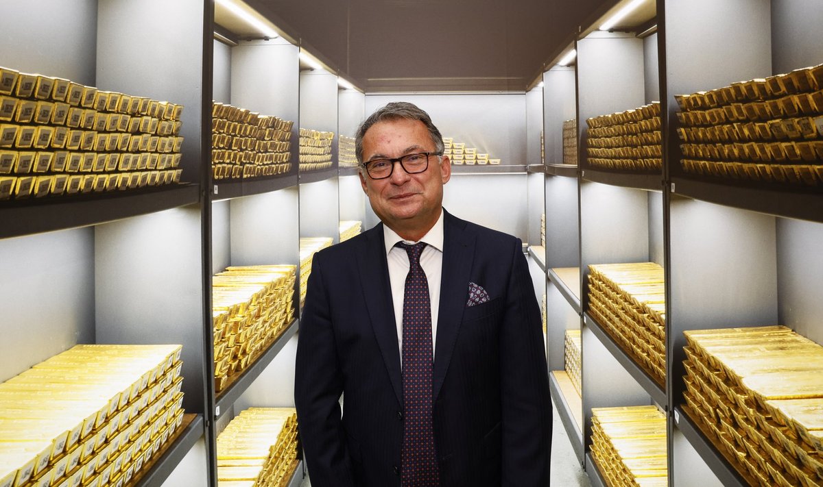 Saksamaa Bundesbanki president Joachim Nagel riigi kullaga poseerimas