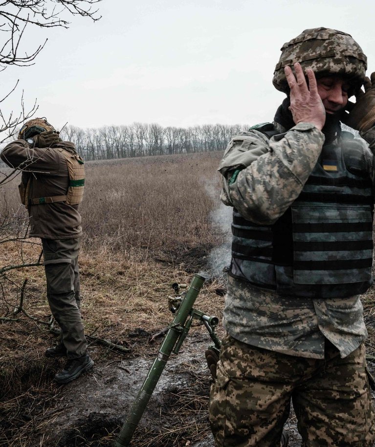Ukraina sõjaväelased tulistamas Venemaa positsioonide suunas. Foto tehtud 31. jaanuaril 2023 Donetskis.