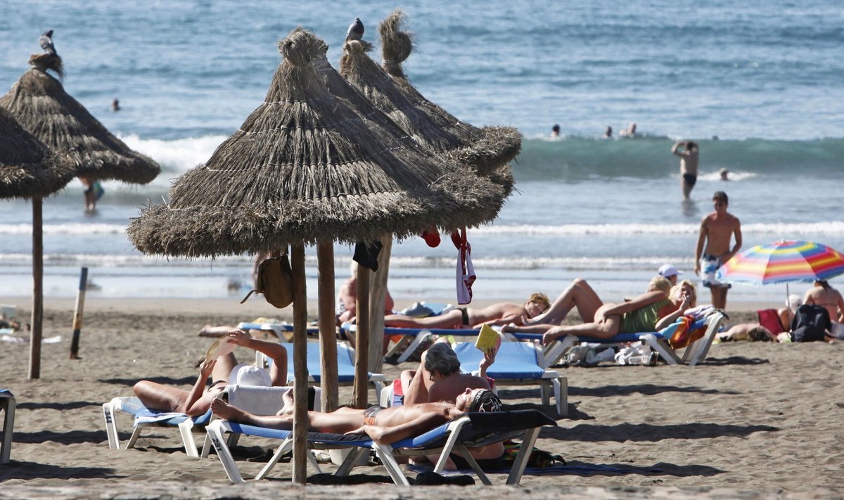 Tenerifel Los Cristianose rannas saab päikest võtta aasta ringi.