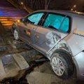 ФОТО: Нетрезвый турок пытался заехать на лестницу на автомобиле CityBee в Вильнюсе