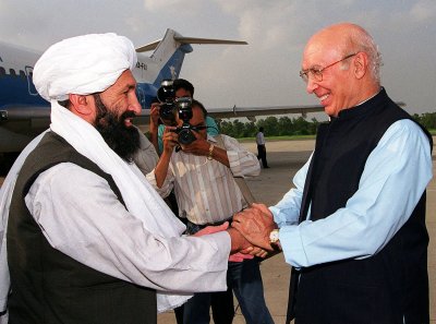 Mulla Hasan Akhund (vasakul) 1999. aastal Pakistani välisministri Sartaj Aziziga kohtumas