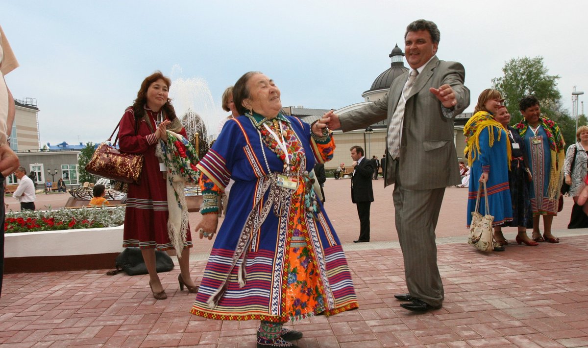 Handid ja mansid esinemas koos soome-ugri maailmakongressi delegaatiega Hantõ-Mansiiskis 2008. aastal.