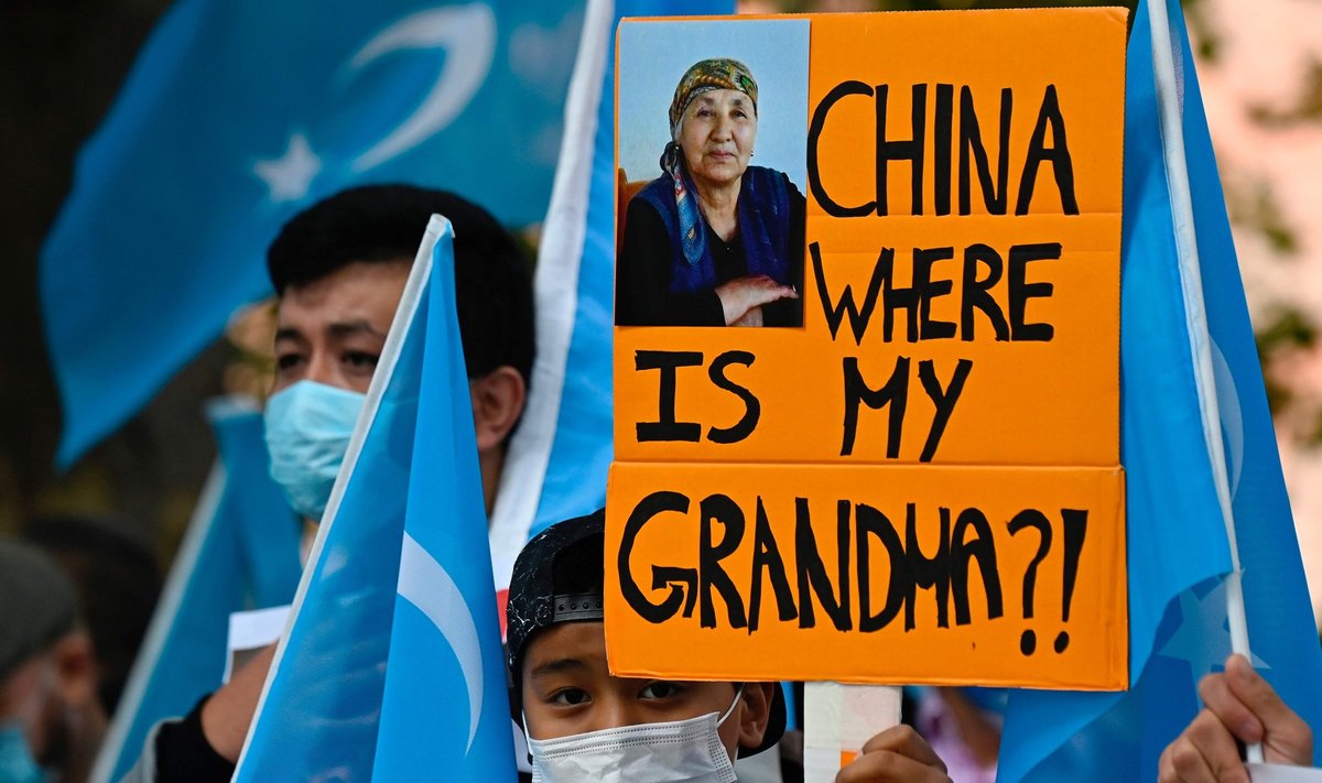 KUS MU VANAEMA ON? Noor uiguuri meeleavaldaja septembris 2020 Hiina suursaatkonna ees Berliinis.