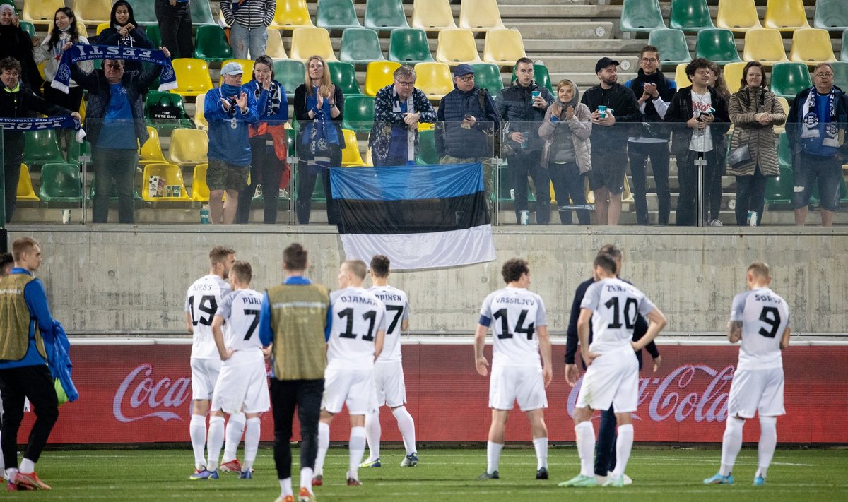 PÕHJAS: Eesti rahvusmeeskond pärast õnnetut kaotust Küprosel. 