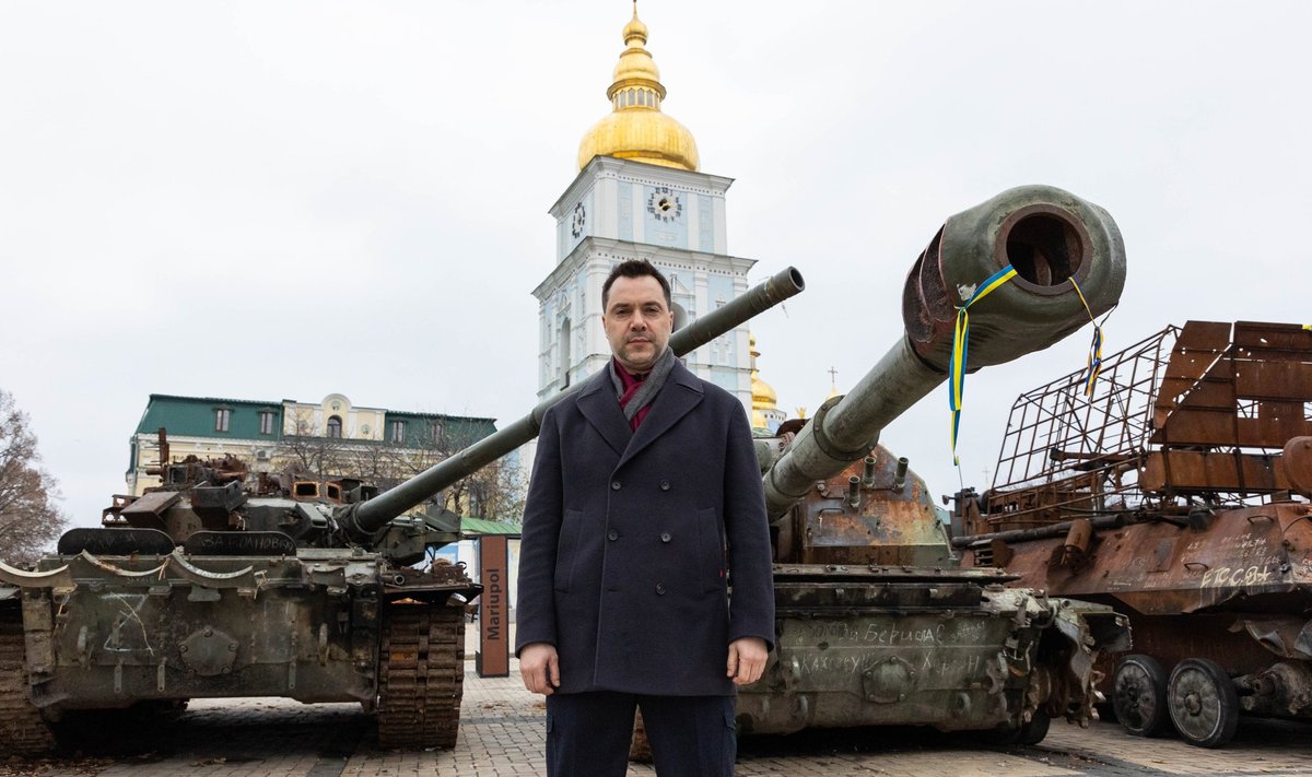Алексей Арестович в Киеве на фоне разбитой российской военной техники