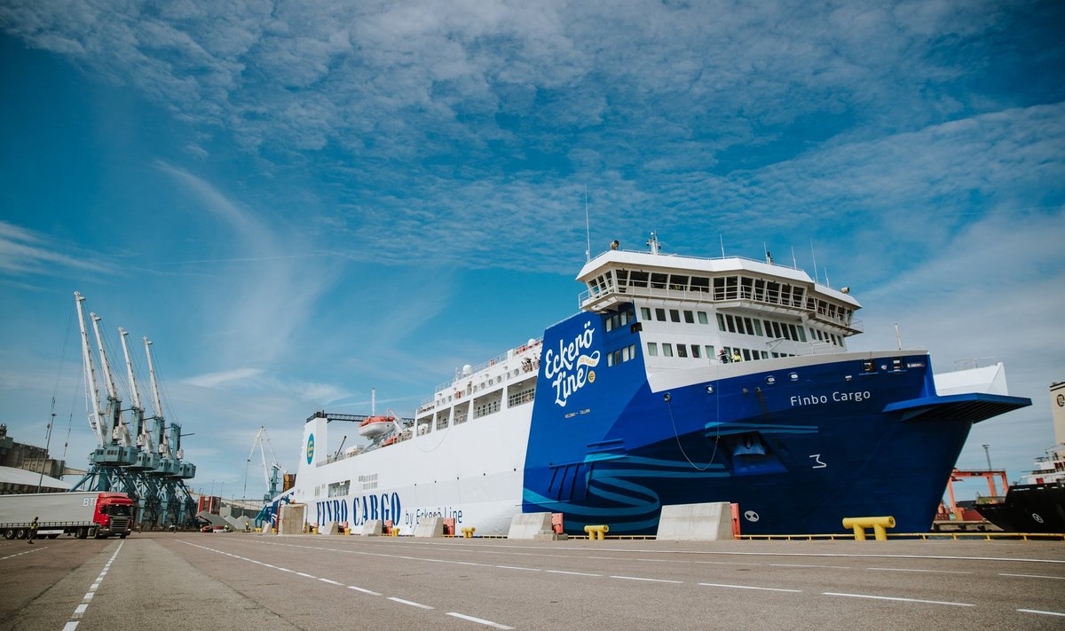 Направлявшееся в Таллинн пассажирско-грузовое судно Eckerö Line резко  повернуло обратно в Хельсинки - Delfi RUS