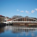 ВИДЕО | В Тарту мужчина прыгнул с моста в реку и исчез: полиция проводит масштабные поиски