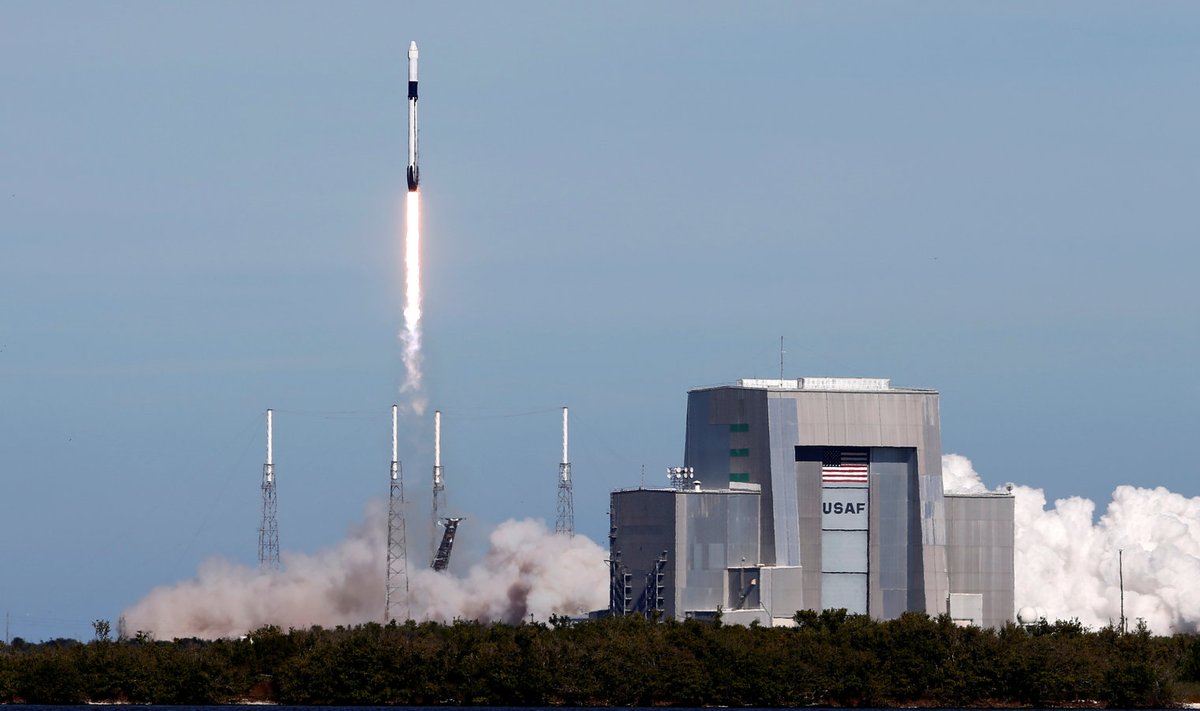 SpaceX-i Falcon 9 rakett õhku tõusmas