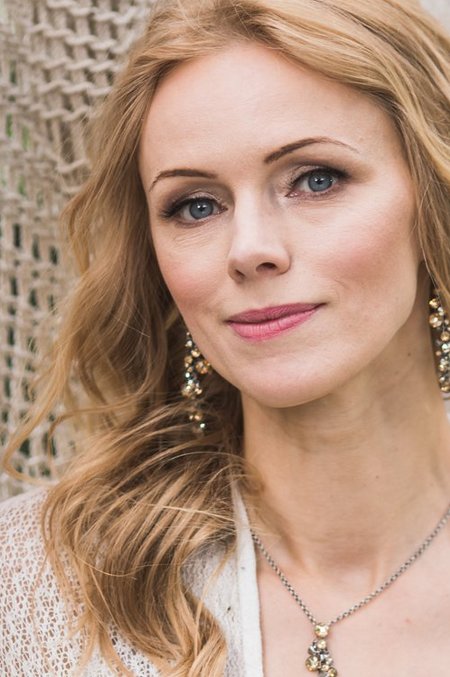 HALDJATE KOOL: Kristiina Ehin oma uue luuleraamatuga „Janu on kõikidel üks“.