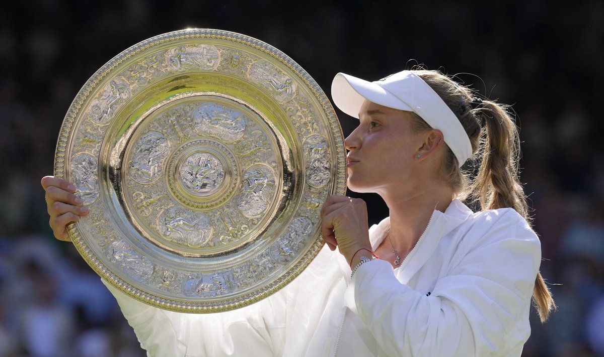 Jelena Rõbakina Wimbledoni trofeega.