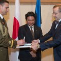ФОТО: Президент Ильвес подарил крупному японскому бизнесмену тестовую версию ИД-карты