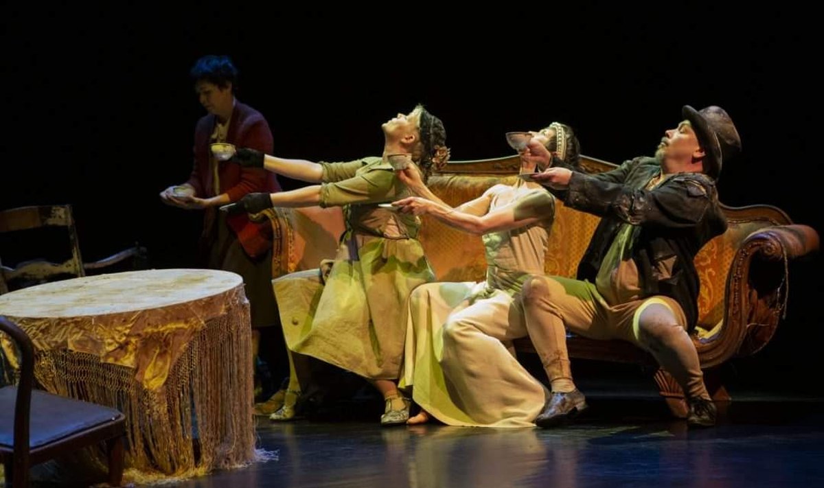 „ÕHTU“ oli pigem füüsiline teater kui tantsulavastus. Fotol Virpi Juntti, Pia Liski, Katri Soini ja Tommi Haapaniemi