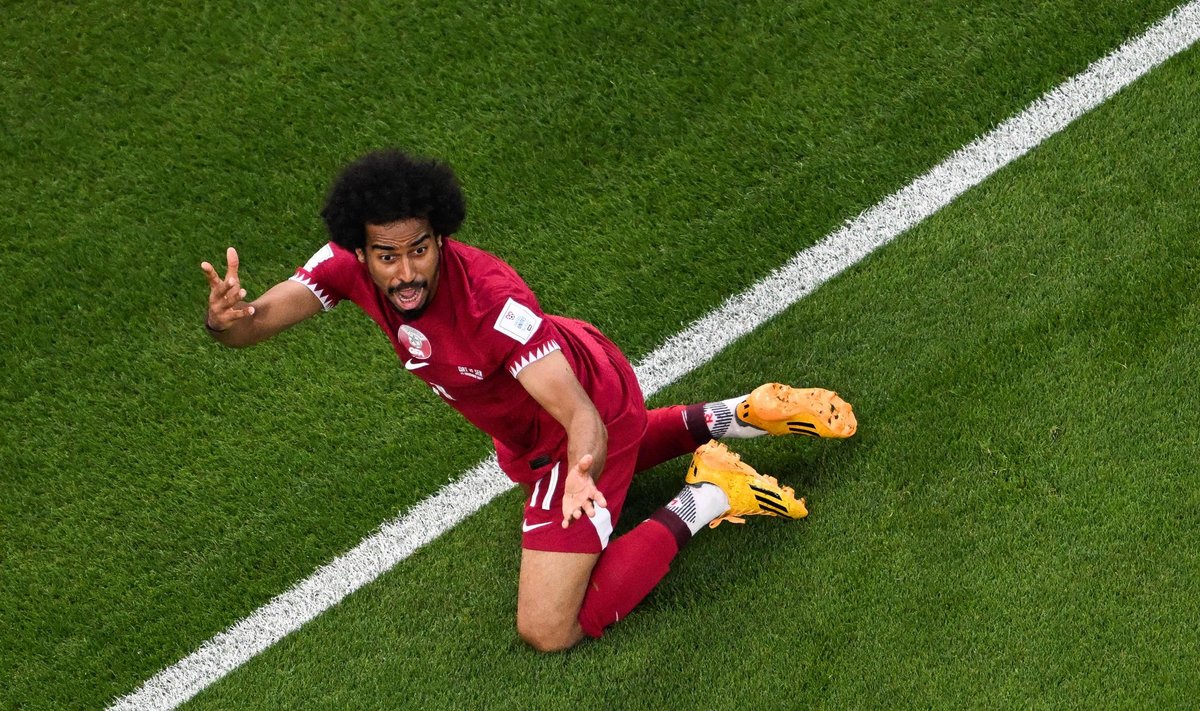 Akram Afif Senegali vastu penaltit nõudmas.