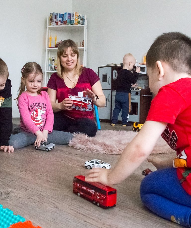 Lasteaiakasvataja haridusega Oksana Siutkina leidis erialase rakenduse sõjapõgenike lastehoius Pärnus.