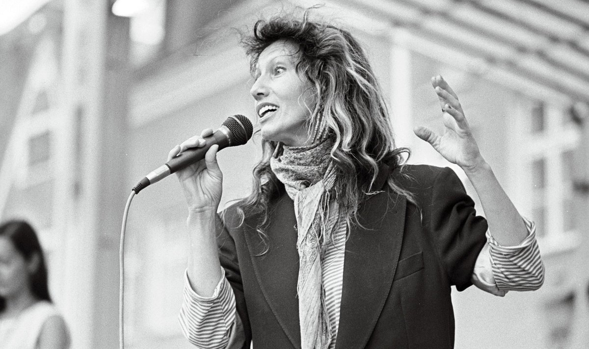 Marju Kuut esinemas Anti-AIDS kontserdil Raekoja platsil aastal 1994.