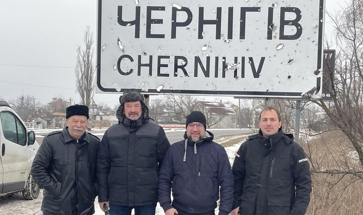 Põlvamaa mehed (vasakult) Leo Kütt, Toomas Heering, Jaan Konks ja Mihkel Peedimaa viisid Tšernihivi lähedale sõpruspiirkonda 35 000 euro eest maakonna inimeste kokku pandud abi.