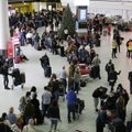 FOTOD | Tundmatute droonide põhjustatud kaos Gatwicki lennujaamas jätkub: reisijatel palutakse mitte ootama tulla