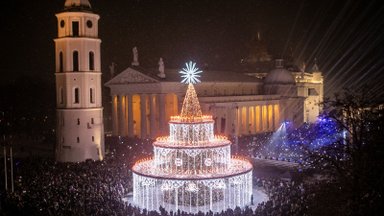 ФОТО | Фантастика! Вильнюс зажег самую большую елку за все времена — на 700 свечей и с сюрпризом внутри 
