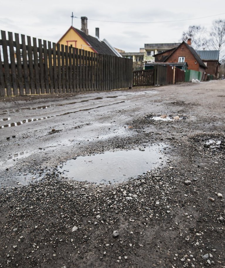 Ka linnaelanikele pole teeaugud võõras mure. Tartu linna Jänese tänava elanikud kurtsid, et nende pinnasekattega tänav on samuti auklik.