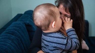 Liisa Pakosta: lapsi sünnib vähem, sest emad ei talu ühiskonna halvakspanu nende tööl käimise pärast