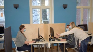 Tallinna Keskraamatukogu raamatukoguhoidjad aitavad energiahüvitise taotluse esitamisel