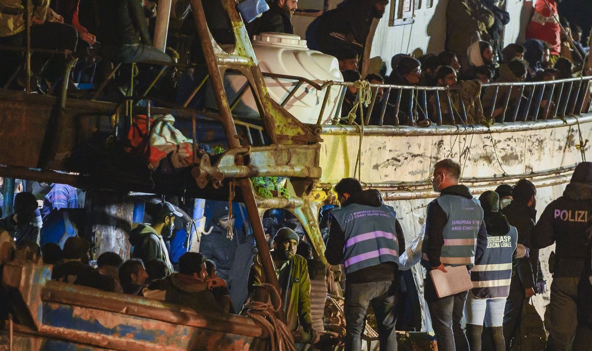 11. märtsil jõudis Lõuna-Itaaliasse Crotone sadamasse kalalaev ligi 500 migrandiga pardal.