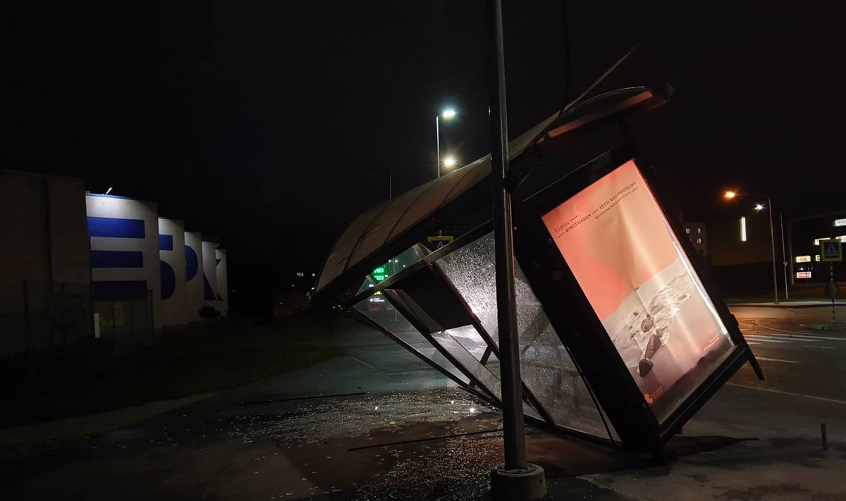 Tormi poolt räsitud bussiootepaviljon Tartus Turu tänaval