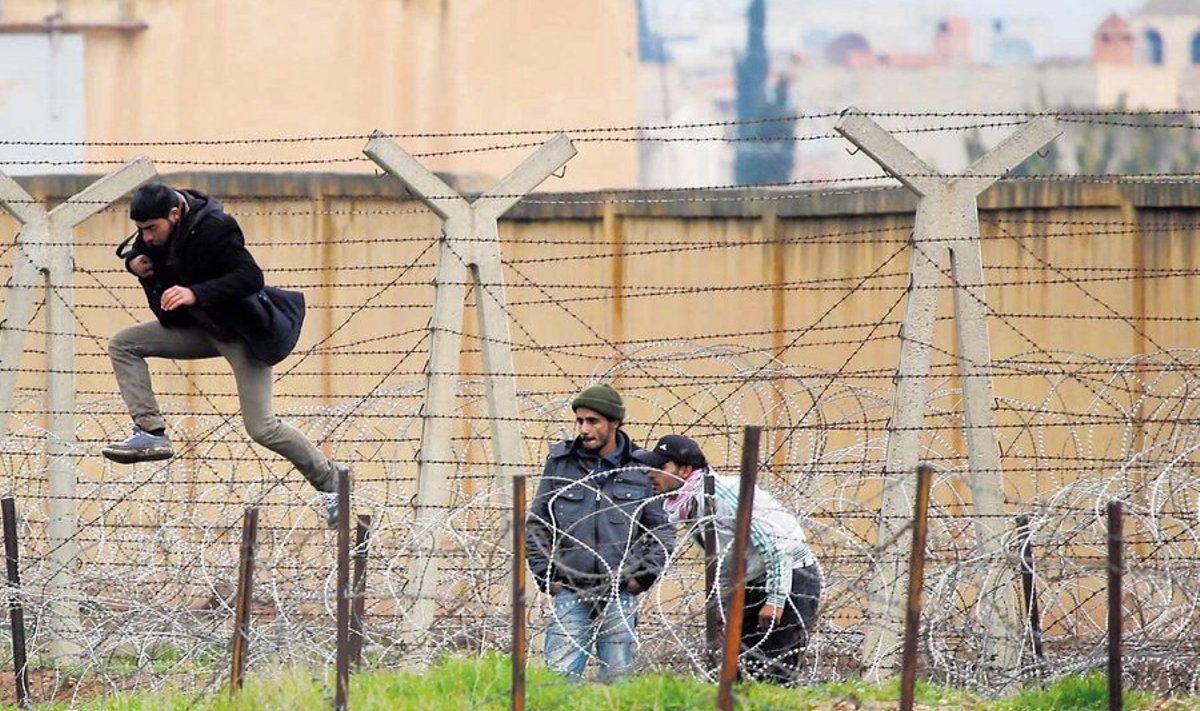 Paljud süürialased otsivad Türgist pelgupaika. Üheks võimaluseks piiri ületada on hüpata üle kahte riiki eraldavatest traataedadest.