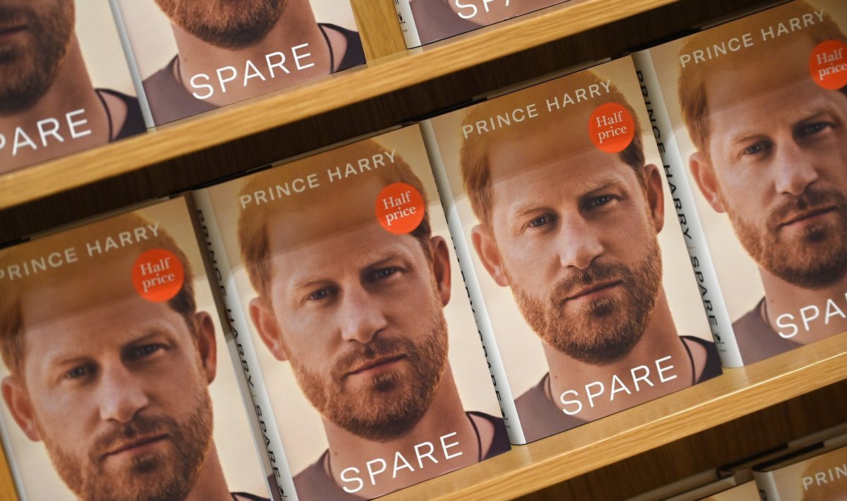 Prints Harry raamat „Spare“ pandi paljudes poodides müüki poole hinnaga.