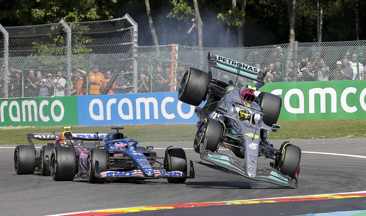 Fernando Alonso ja Lewis Hamilton põrkasid esimesel ringil kokku.